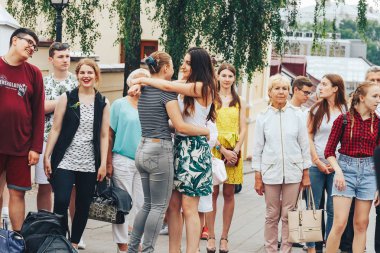 21 Temmuz 2018 , Minsk,Belarus Caddesi sokakta insanların önünde dans eden iki kız yürüyor