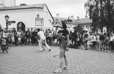 21 Temmuz 2018, Minsk, Beyaz Rusya Street yürüyüş kadın bir mikrofon ile bir sokak konserde söylüyor