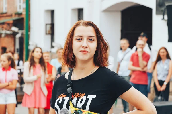 Julio 2018 Minsk Belarús Caminatas Callejeras Una Mujer Con Micrófono — Foto de Stock