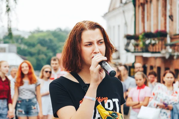 Julio 2018 Minsk Belarus Street Camina Mujer Con Micrófono Canta — Foto de Stock