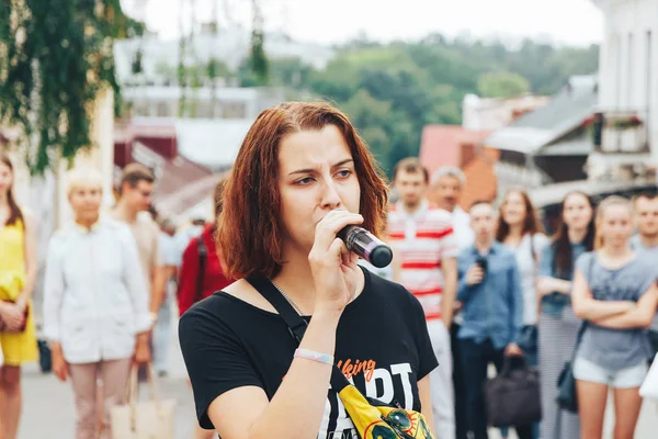 21 Temmuz 2018, Minsk, Beyaz Rusya Street yürüyüş kadın bir mikrofon ile bir sokak konserde söylüyor