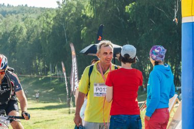 26-27 Mayıs 2018 Naliboki,Belarus Tüm Belarus amatör maratonu Naliboki Bisikletli bir adam finişte madalyalı duruyor