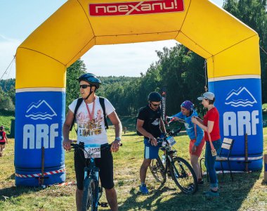 Mayıs 26-27, 2018 Naliboki, Beyaz Rusya All-Belarusça amatör maraton Naliboki iki bisikletçiler stand şişirilebilir kemer oteller.