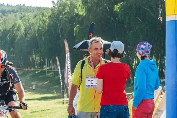 26-27 Mayıs 2018 Naliboki,Belarus Tüm Belarus amatör maratonu Naliboki Bisikletli bir adam finişte madalyalı duruyor