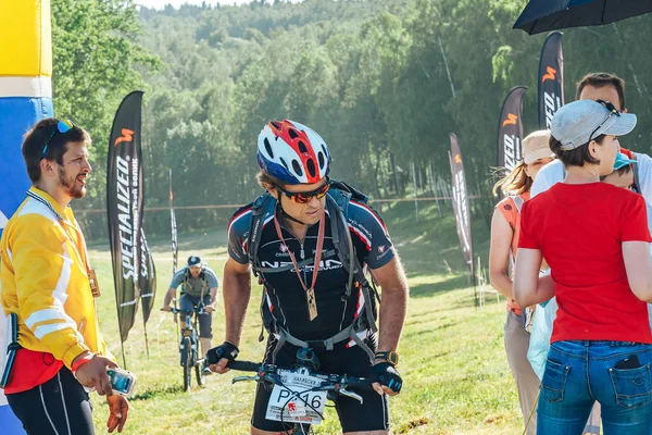 26-27 Mayıs 2018 Naliboki,Belarus Tüm Belarus amatör maratonu Naliboki Bisikletli bir adam finişte madalyalı duruyor