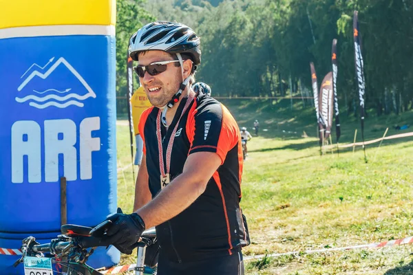 26-27 Mayıs 2018 Naliboki,Belarus Tüm Belarus amatör maratonu Naliboki Bisikletli bir adam finişte madalyalı duruyor