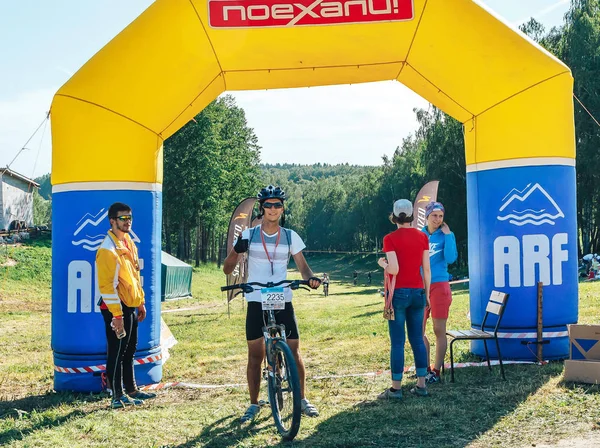 Mayıs 26-27, 2018 bitirmek madalya ile Naliboki, Beyaz Rusya All-Belarusça amatör maraton Naliboki Aa adam bir bisiklet üzerinde duruyor