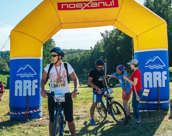 Mayıs 26-27, 2018 Naliboki, Beyaz Rusya All-Belarusça amatör maraton Naliboki iki bisikletçiler stand şişirilebilir kemer oteller.