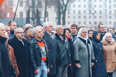 7 Kasım 2018 Minsk Beyaz Rusya yıldönümü büyük Ekim sosyalist devrimin bir grup insan ile meydanında ayakta bayraklar..