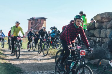 6 Ekim 2018 Novogrudok Beyaz Rusya Castle Road insanlar binicilik bisiklet yolda taş castle yanında