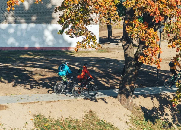 Października 2018 Novogrudok Białoruś Castle Road Ludzie Jeżdżą Rowerami Drodze — Zdjęcie stockowe