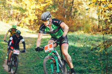 14 Ekim 2018, Minsk, Belarus.2018 Olimpik Kros Kupası XCO Medvezhino 'da Orman yolunda bisiklet süren bir adam