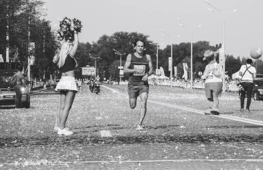 9 Eylül 2018 Minsk Belarus Yarı Maratonu Minsk 2018 Bir adam yol boyunca koşuyor . Konfeti havada uçar. Şenlikli ruh hali.
