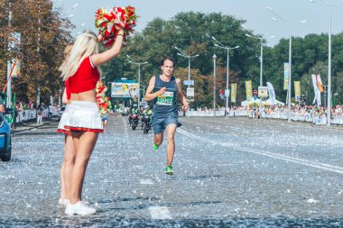 9 Eylül 2018 Minsk Belarus Yarı Maratonu Minsk 2018 Bir adam yol boyunca koşuyor . Konfeti havada uçar. Şenlikli ruh hali.
