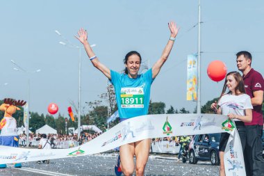 9 Eylül 2018 Minsk Belarus Yarı Maratonu Minsk 2018 Kazanan kadın yırtılma bitiş bandı