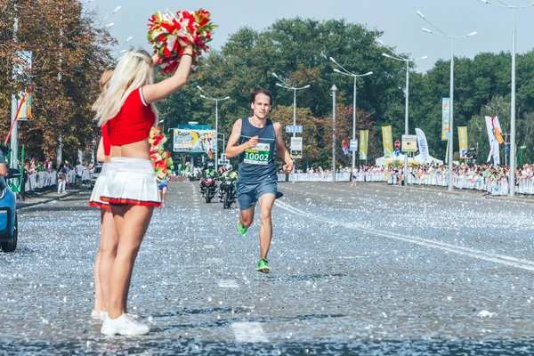 Wrzesień 2018 Mińsk Białoruś Półmaraton Mińsk 2018 Człowiek Biegnie Wzdłuż — Zdjęcie stockowe