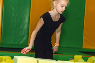 Genç bir kız köpük küpleri bir rakam koyar