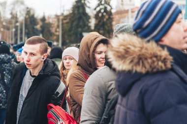 23 Şubat 2019 Minsk Belarus 23 Şubat'ta tatil onuruna yarış İnsanlar tatilde sokakta yürüyor