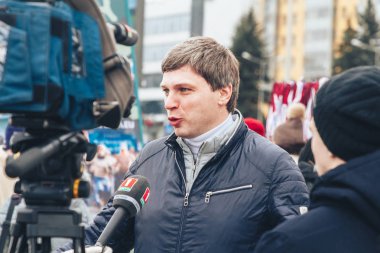 23 Şubat 2019 Minsk Belarus 23 Şubat'ta tatil onuruna yarış adam kamera önünde mikrofona konuşuyor