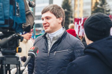 23 Şubat 2019 Minsk Belarus 23 Şubat'ta tatil onuruna yarış adam kamera önünde mikrofona konuşuyor