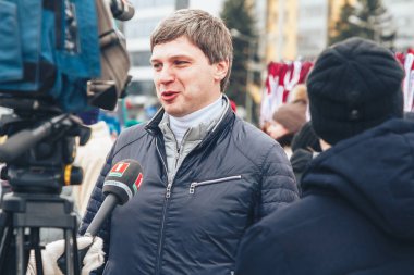 23 Şubat 2019 Minsk Belarus 23 Şubat'ta tatil onuruna yarış adam kamera önünde mikrofona konuşuyor