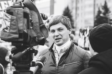 23 Şubat 2019 Minsk Belarus 23 Şubat'ta tatil onuruna yarış adam kamera önünde mikrofona konuşuyor