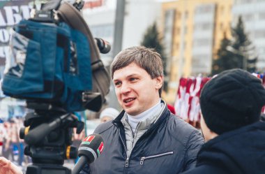 23 Şubat 2019 Minsk Belarus 23 Şubat'ta tatil onuruna yarış adam kamera önünde mikrofona konuşuyor