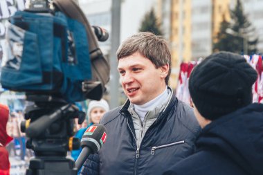 23 Şubat 2019 Minsk Belarus 23 Şubat'ta tatil onuruna yarış adam kamera önünde mikrofona konuşuyor