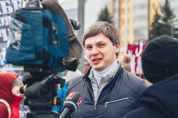23 Şubat 2019 Minsk Belarus 23 Şubat'ta tatil onuruna yarış adam kamera önünde mikrofona konuşuyor