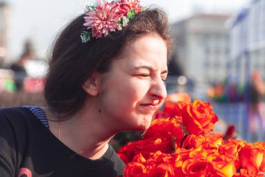 8 Mart 2019 Minsk Belarus Kadınlar Günü Yarışı 8 Mart'ta Kız meydanda çiçeklerin yanında duruyor