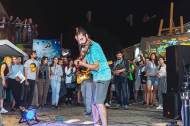 1 Eylül 2018 Minsk Beyaz Rusya sokak şenlikleri akşam şehrin bir adam bir keman ile insanların önünde sokakta oynuyor