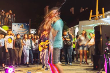 1 Eylül 2018 Minsk Beyaz Rusya sokak şenlikleri akşam şehrin bir adam bir keman ile insanların önünde sokakta oynuyor