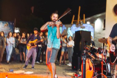 1 Eylül 2018 Minsk Beyaz Rusya sokak şenlikleri akşam şehrin bir adam bir keman ile insanların önünde sokakta oynuyor