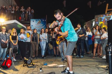 1 Eylül 2018 Minsk Beyaz Rusya sokak şenlikleri akşam şehrin bir adam bir keman ile insanların önünde sokakta oynuyor