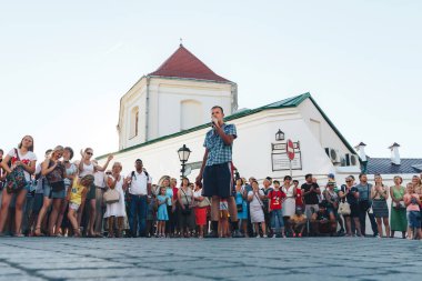 4 Ağustos 2018 Akşam kentte sokak şenlikleri Mikrofonlu bir adam sokakta ki insanların önünde şarkı söyledi
