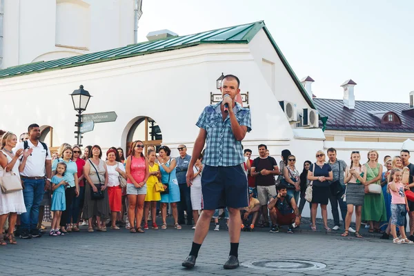 Augustus 2018 Straatfeesten Avond Stad Een Man Met Een Microfoon — Stockfoto