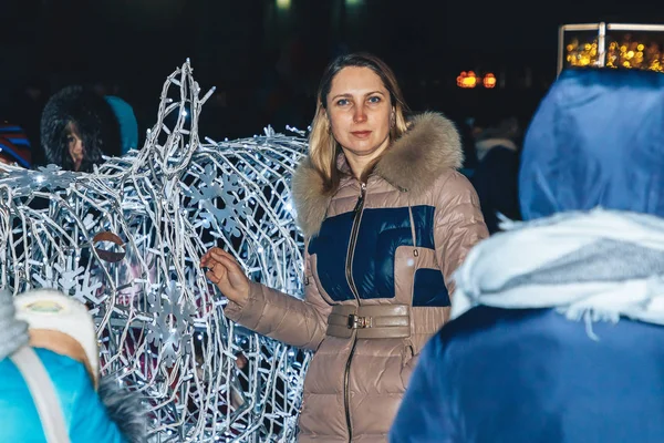 Diciembre 2018 Minsk Bielorrusia Fiestas Callejeras Ciudad Nocturna Gente Camina — Foto de Stock