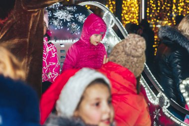 30 Aralık 2018 Minsk Belarus Yeni Yıl kutlamaları şehir meydanında. İki kız bizon takım elbiseli bir adamın yanına oturacak.