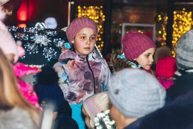 30 Aralık 2018 Minsk Belarus Yeni Yıl kutlamaları şehir meydanında. Çocuklar parlayan bir arabada oturun