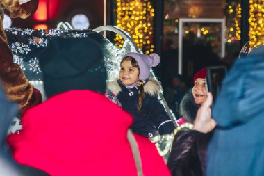 30 Aralık 2018 Minsk Belarus Yeni Yıl kutlamaları şehir meydanında. Çocuklar parlayan bir arabada oturun