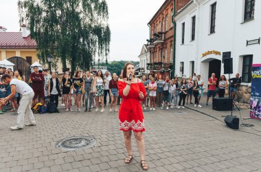 21 Temmuz 2018, Minsk, Beyaz Rusya Street yürüyüş kadın bir mikrofon ile bir sokak konserde söylüyor