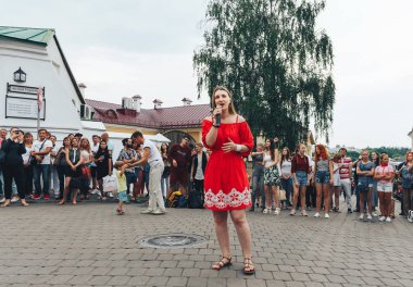 21 Temmuz 2018, Minsk, Beyaz Rusya Street yürüyüş kadın bir mikrofon ile bir sokak konserde söylüyor