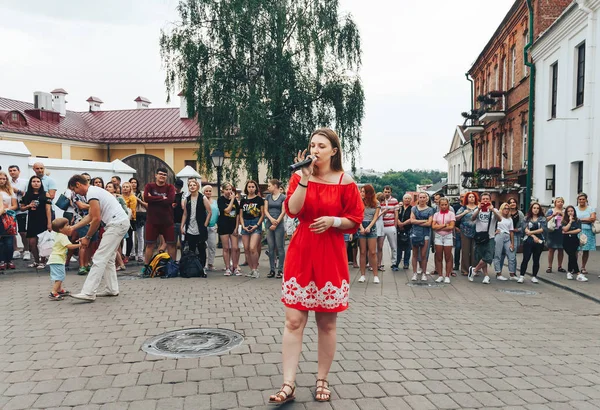 Juli 2018 Minsk Vitryssland Street Promenader Kvinna Med Mikrofon Sjunger — Stockfoto