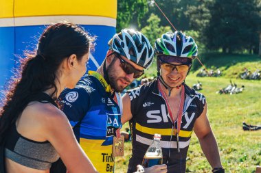 26-27 Mayıs 2018 Naliboki,Belarus Tüm Belarus amatör maratonu Naliboki Bir kadın madalyalı iki bisikletçi hakkında duruyor