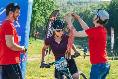 26-27 Mayıs 2018 Naliboki,Belarus Tüm Belarus amatör maratonu Naliboki Woman bir bisikletçiye bir kadının göğsüne madalya astı