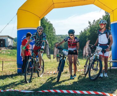 26-27 Mayıs 2018 Naliboki,Belarus Tüm Belarus amatör maratonu Naliboki Üç bisikletçiler şişme kemer ile bisiklet yanında geçmek.