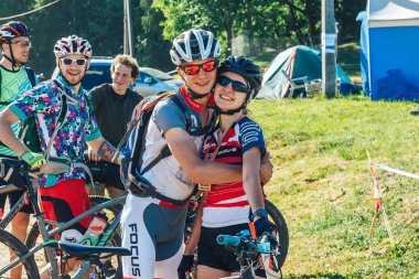 26-27 Mayıs 2018 Naliboki,Belarus Tüm Belarus amatör maratonu Naliboki Erkek ve kadın bisikletçiler bisikletlerin yanında kucaklanıyor