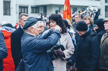 7 Kasım 2018 Minsk Beyaz Rusya yıldönümü büyük Ekim sosyalist devrimin bir grup insan ile meydanında ayakta bayraklar..