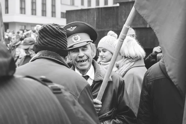 2018 日偉大な十月社会主義革命のミンスク ベラルーシ周年と広場に立っている人々 のグループのフラグします — ストック写真