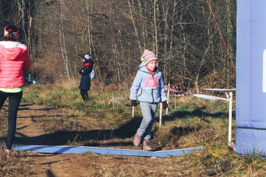 17 Kasım 2018 Logoisk Belarus Beetle-trail 8 Logoisk Little girl finale koşuyor